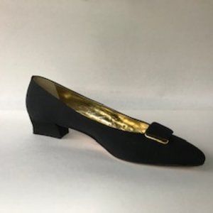 Black low heel pump